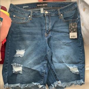 Bermuda distressed shorts